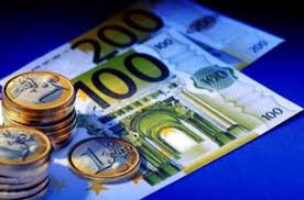 L euro repart à la baisse, toujours plombé par la crise de la dette